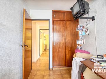 Buen Chalet 6 ambientes, suite, escritorio, play, cochera x 2, terraza y patio.