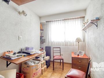 Buen Chalet 6 ambientes, suite, escritorio, play, cochera x 2, terraza y patio.