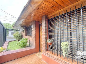 Buen Chalet 6 ambientes, suite, escritorio, play, cochera x 2, terraza y patio.