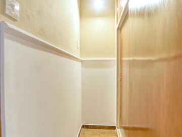 Buen Chalet 6 ambientes, suite, escritorio, play, cochera x 2, terraza y patio.