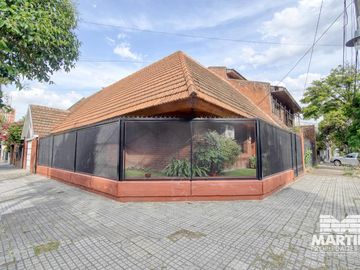 Buen Chalet 6 ambientes, suite, escritorio, play, cochera x 2, terraza y patio.
