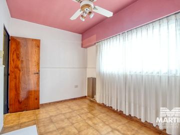 Buen Chalet 6 ambientes, suite, escritorio, play, cochera x 2, terraza y patio.