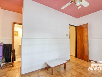 Buen Chalet 6 ambientes, suite, escritorio, play, cochera x 2, terraza y patio.