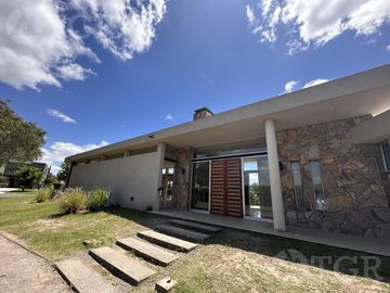 Casa en barrio cerrado La Comarca