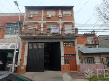 Venta de departamento de 4 ambientes con patio en Wilde