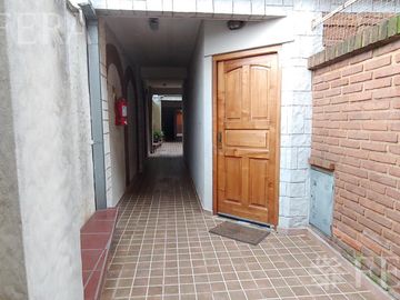 Venta de departamento de 4 ambientes con patio en Wilde