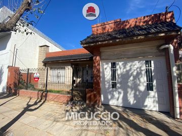 Casa en venta, Mateo Gelves 728, a pocas cuadras del centro de Escobar