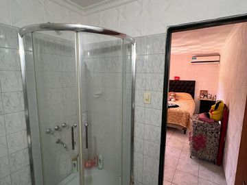 VENTA CASA QUINTAS DE ARGUELLO 3 dormitorios, 3 baños (1 en suite), cochera p/2 autos