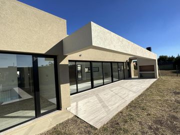 CASA EN VENTA  150m2 - CLUB DE CAMPO SANTA JUANA - CANNING