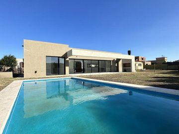 CASA EN VENTA  150m2 - CLUB DE CAMPO SANTA JUANA - CANNING