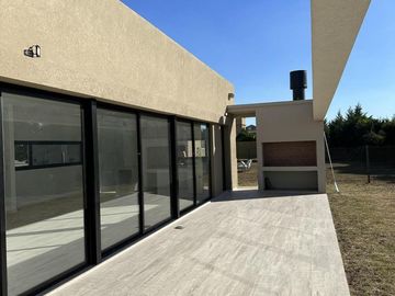 CASA EN VENTA  150m2 - CLUB DE CAMPO SANTA JUANA - CANNING