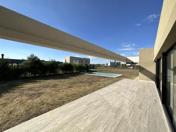 CASA EN VENTA  150m2 - CLUB DE CAMPO SANTA JUANA - CANNING