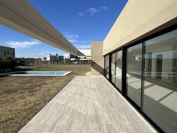 CASA EN VENTA  150m2 - CLUB DE CAMPO SANTA JUANA - CANNING