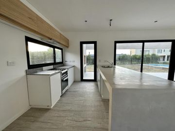 CASA EN VENTA  150m2 - CLUB DE CAMPO SANTA JUANA - CANNING