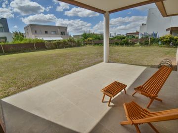 Casa en venta - 3 dormitorios 2 baños - 176mts2 - Fincas de Hudson [FINANCIADA]