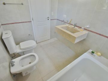 Casa en venta - 3 dormitorios 2 baños - 176mts2 - Fincas de Hudson [FINANCIADA]