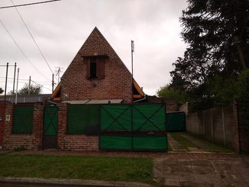 CHALET EN MUY BUEN ESTADO -     GLEW - PERMUTA POR DEPTO EN ZONA SUR