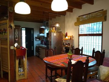CHALET EN MUY BUEN ESTADO -     GLEW - PERMUTA POR DEPTO EN ZONA SUR