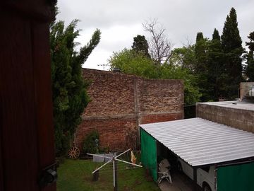 CHALET EN MUY BUEN ESTADO -     GLEW - PERMUTA POR DEPTO EN ZONA SUR