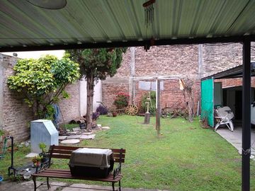 CHALET EN MUY BUEN ESTADO -     GLEW - PERMUTA POR DEPTO EN ZONA SUR