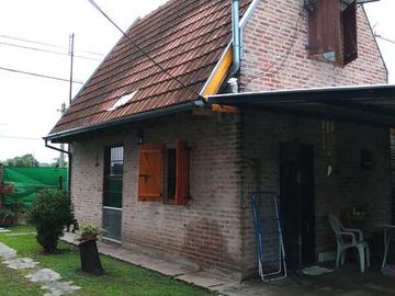 CHALET EN MUY BUEN ESTADO -     GLEW - PERMUTA POR DEPTO EN ZONA SUR