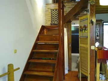 CHALET EN MUY BUEN ESTADO -     GLEW - PERMUTA POR DEPTO EN ZONA SUR