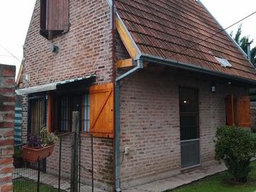 CHALET EN MUY BUEN ESTADO -     GLEW - PERMUTA POR DEPTO EN ZONA SUR