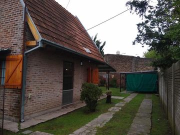 CHALET EN MUY BUEN ESTADO -     GLEW - PERMUTA POR DEPTO EN ZONA SUR