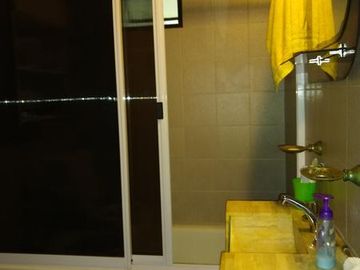 CHALET EN MUY BUEN ESTADO -     GLEW - PERMUTA POR DEPTO EN ZONA SUR