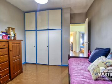 Departamento 5 ambientes con baño y toilette, espacio para auto. Cerca Unicenter.