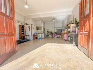 Casa y Local en PH y todo en PLANTA BAJA. Pompeya