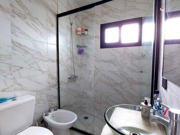 Casa en venta - 4 Dormitorios 3 Baños - Cochera - 405Mts2 - Mar Chiquita