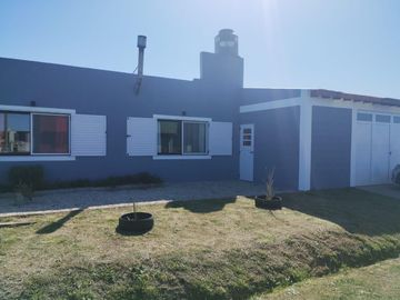 Casa en venta - 4 Dormitorios 3 Baños - Cochera - 405Mts2 - Mar Chiquita