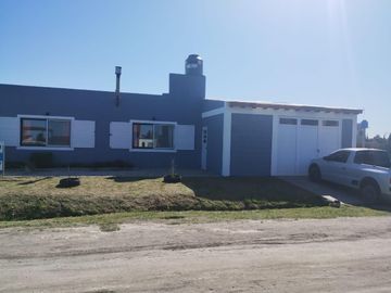 Casa en venta - 4 Dormitorios 3 Baños - Cochera - 405Mts2 - Mar Chiquita
