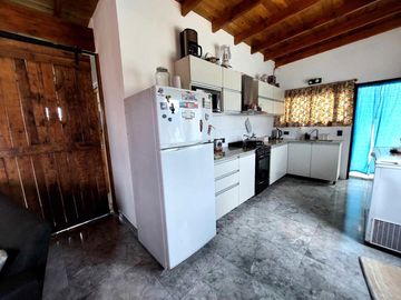 Casa en venta - 4 Dormitorios 3 Baños - Cochera - 405Mts2 - Mar Chiquita