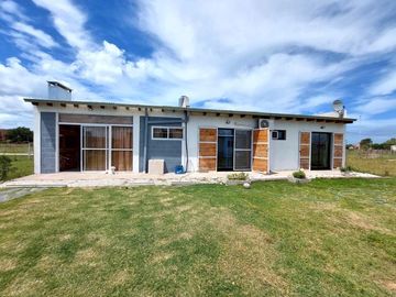 Casa en venta - 4 Dormitorios 3 Baños - Cochera - 405Mts2 - Mar Chiquita