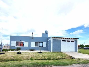 Casa en venta - 4 Dormitorios 3 Baños - Cochera - 405Mts2 - Mar Chiquita