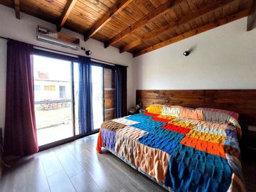 Casa en venta - 4 Dormitorios 3 Baños - Cochera - 405Mts2 - Mar Chiquita