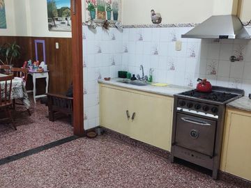 PERMUTA  POR DEPTO CENTRO BALLESTER VENTA Casa ideal 2 Flias
