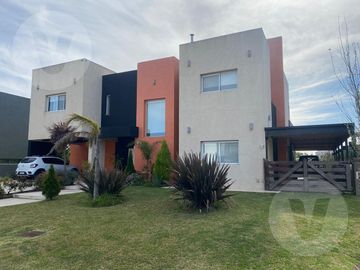 Casa en venta - Barrio Los Talas, Canning