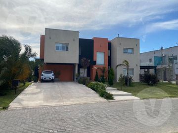 Casa en venta - Barrio Los Talas, Canning