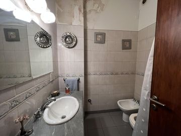 DEPARTAMENTO DE TRES AMBIENTES | EXCELENTE ZONA COMERCIAL