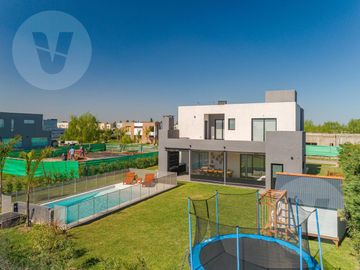 Casa en venta - Barrio Los Talas, Canning
