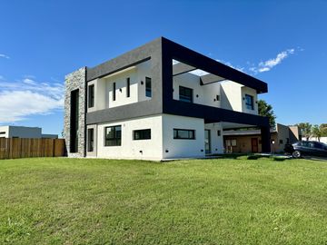 VENTA CASA EN SAN SEBASTIAN AREA 2 - 4 AMBIENTES
