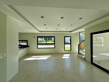 VENTA CASA EN SAN SEBASTIAN AREA 2 - 4 AMBIENTES