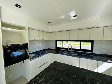 VENTA CASA EN SAN SEBASTIAN AREA 2 - 4 AMBIENTES