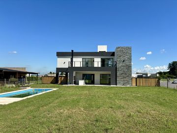 VENTA CASA EN SAN SEBASTIAN AREA 2 - 4 AMBIENTES