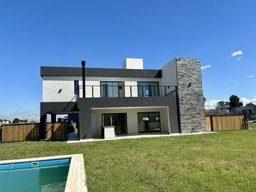 VENTA CASA EN SAN SEBASTIAN AREA 2 - 4 AMBIENTES