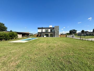 VENTA CASA EN SAN SEBASTIAN AREA 2 - 4 AMBIENTES