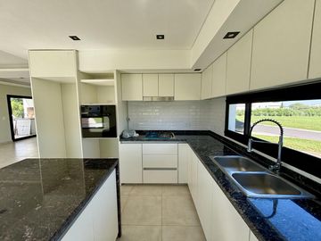 VENTA CASA EN SAN SEBASTIAN AREA 2 - 4 AMBIENTES
